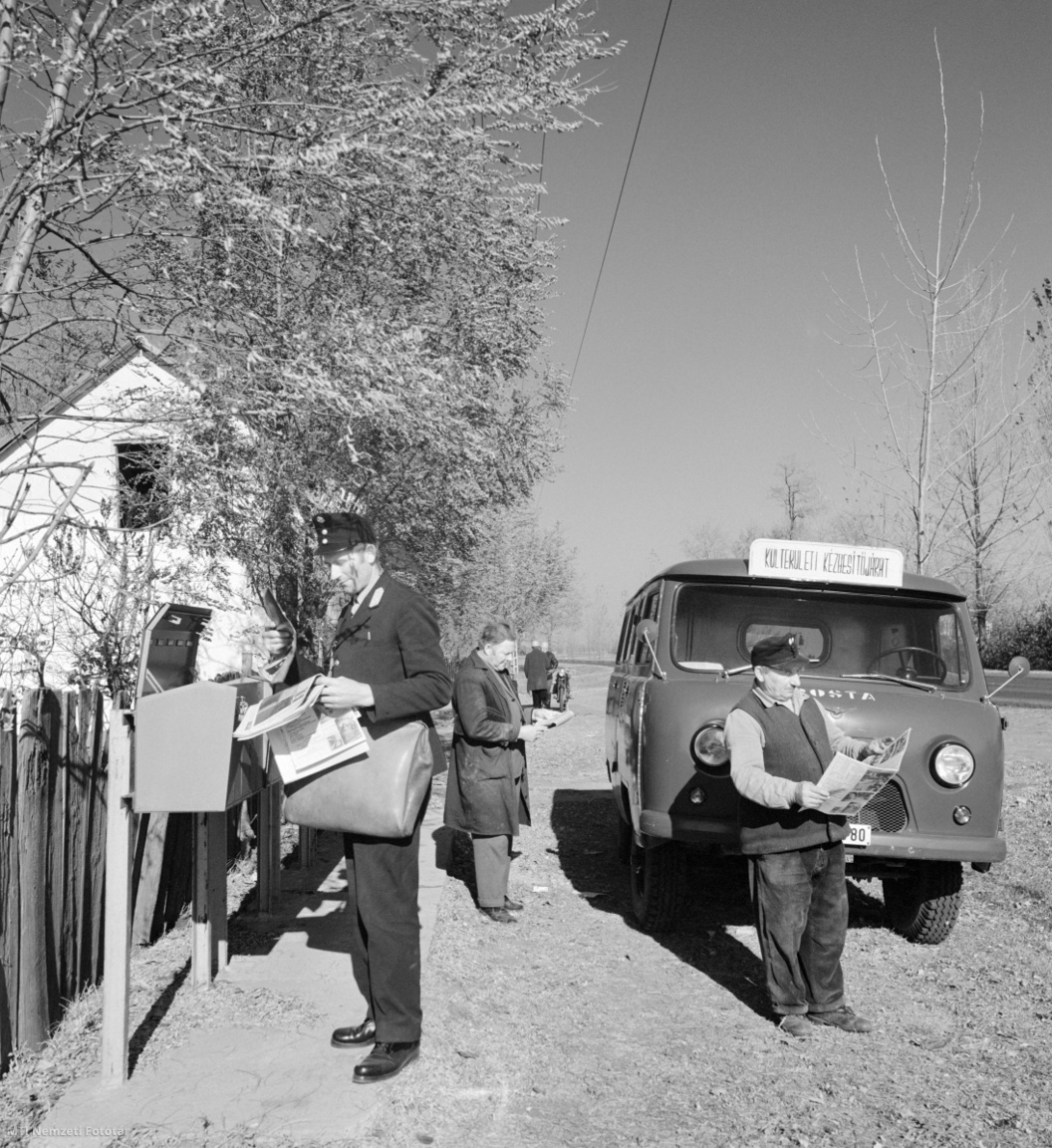 Kiskunfélegyháza, 1973. október 10. A posta külön busszal, külterületi kézbesítőjárattal hordja a postai küldeményeket a kiskunfélegyházi tanyavilágban.