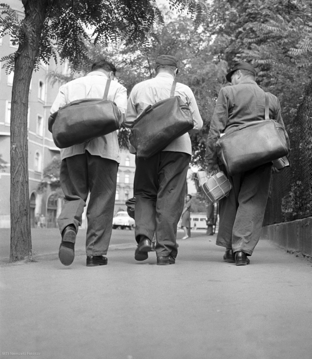 Budapest, 1963. június 3. A 70-es Postahivatal távirat-kézbesítő postásai munkába indulnak hazai cipőgyárak által próbaviselésre rendelkezésükre bocsátott cipőkben.