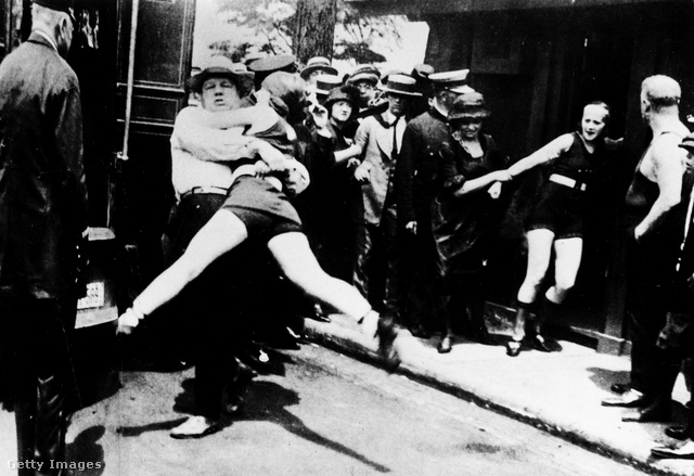 Rendőrök „laza erkölcsű fiatal hölgyeket” tartóztatnak le Chicago külvárosában az 1920-as években