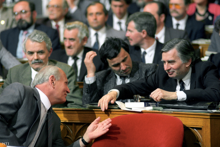 Göncz Árpád köztársaságielnök-jelölt Antall József politikussal beszélget az ülésteremben az Országgyűlés 1990. május 3-i ülésén