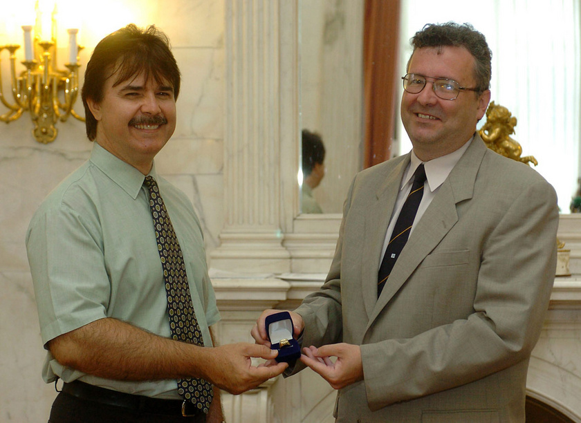 Hollós János, a Magyar Rádió alelnöke 2006-ban a rádió Márványtermében adta át Maksa Zoltánnak a Karinthy Frigyes Emlékgyűrűt a humor műfajában végzett tevékenysége elismeréseként.