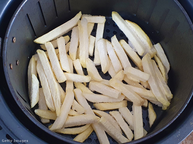 A krumpli a kivételek közé tartozik, akár gyorsfagyasztott formában is elkészítheted a gépben