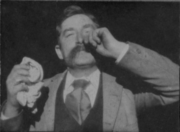 Egy tüsszentés, ami 1894-ben történelmet írt. Az öt másodperces felvételen Thomas Alva Edison asszisztense, Fred Ott látható, aki miután egy kis tubákot dörzsölt az orrába, tüsszent egyet. Ez az első szerzői joggal védett amerikai film