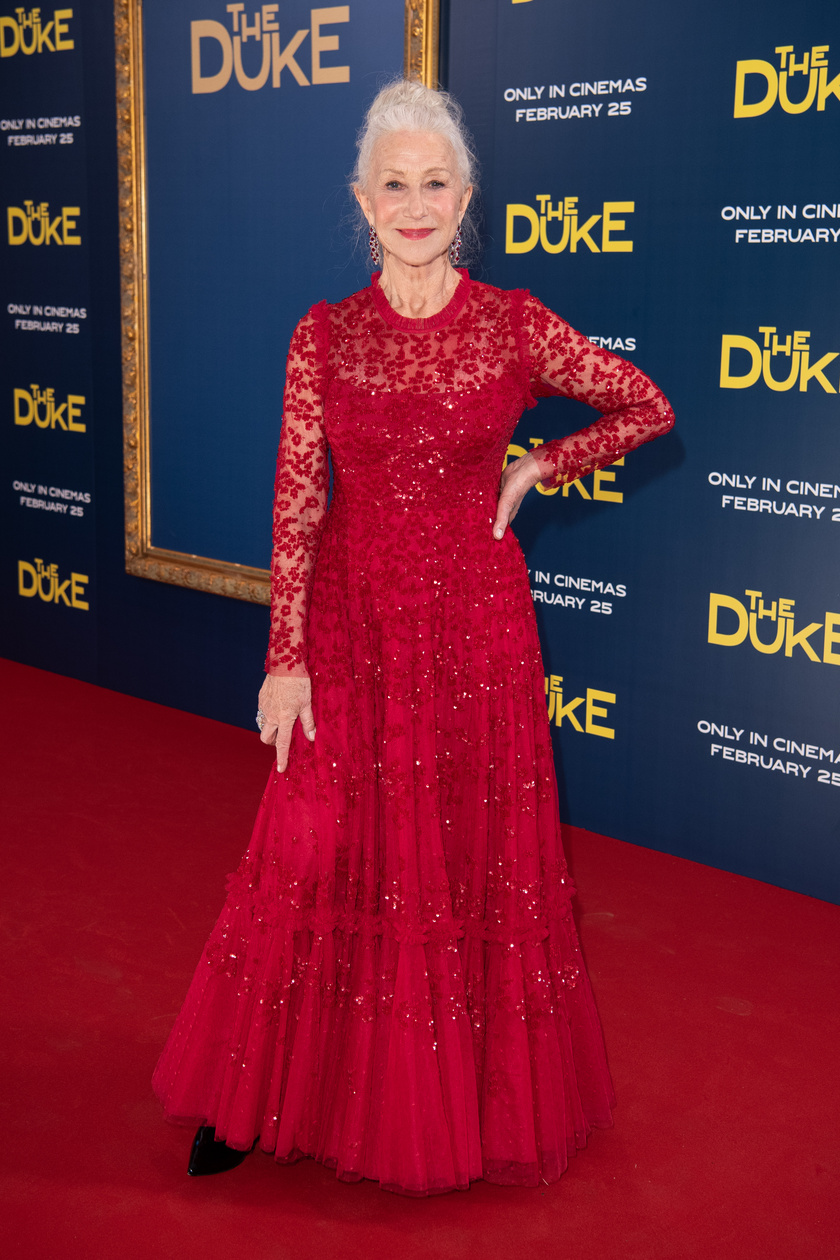 Helen Mirren a Duke című film premierjén egy tűzpiros Needle & Thread ruhában pózolt.