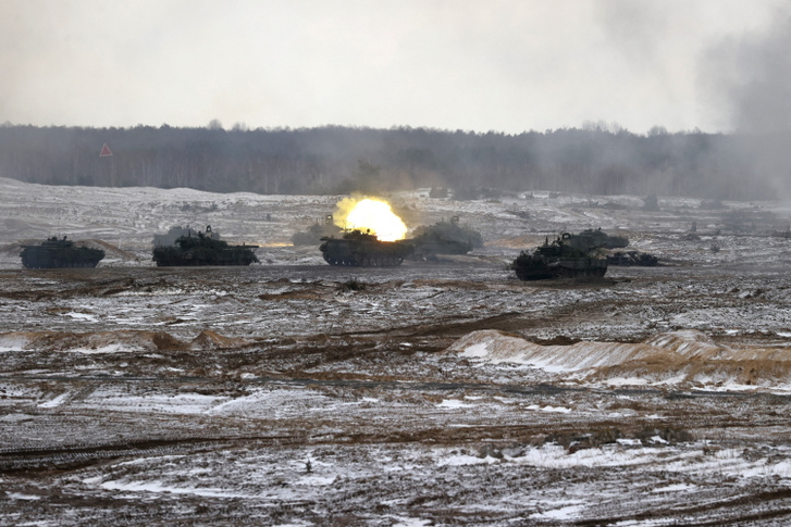 Katonai járművek Oroszország és Belarusz fegyveres erőinek közös gyakorlatán 2022. február 3-án