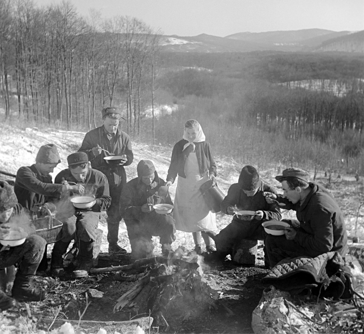Répáshuta, 1957. január 21. Emfridel Lujza szakácsnő naponta hordja a meleg ételt az erdőgazdaság dolgozóinak a Miskolci Erdőgazdaság répáshutai üzemegységében.