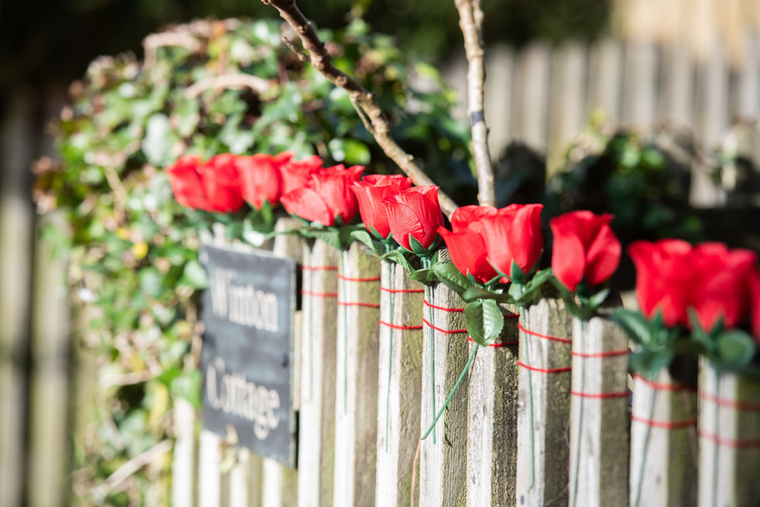 Még a kerítéseket is feldíszítették, hogy február 14-ére minden szerelmespár kellőképpen Valentin-napi hangulatba jöjjön