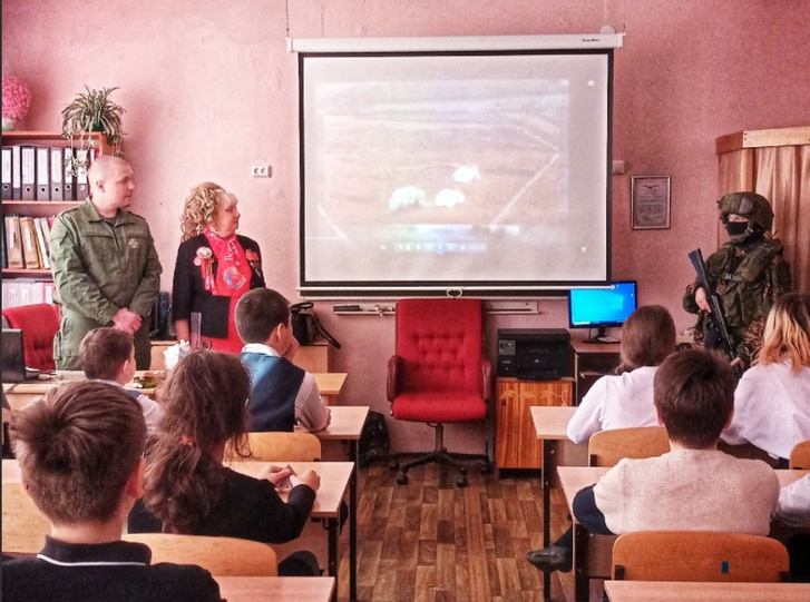 Zajlik a „tanóra a férfiasságról” az irkutszki iskolások számára. Az oktatást mások mellett az Oroszországi Föderáció Kommunista Pártjának együttműködésével szervezték