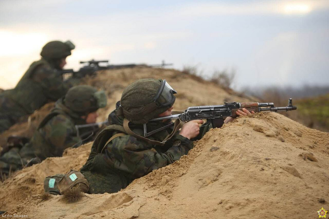 Az orosz–belorusz hadgyakorlat Belarusz déli részén. Hírforrások szerint mintegy harmincezer orosz katona érkezett az Ukrajnától északra fekvő országba