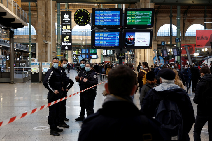 Francia rendőrök biztosítják a helyszínt, miután a francia rendőrök megöltek egy személyt, aki késsel támadt rájuk a Gare du Nord pályaudvaron, Párizsban 2022. február 14-én