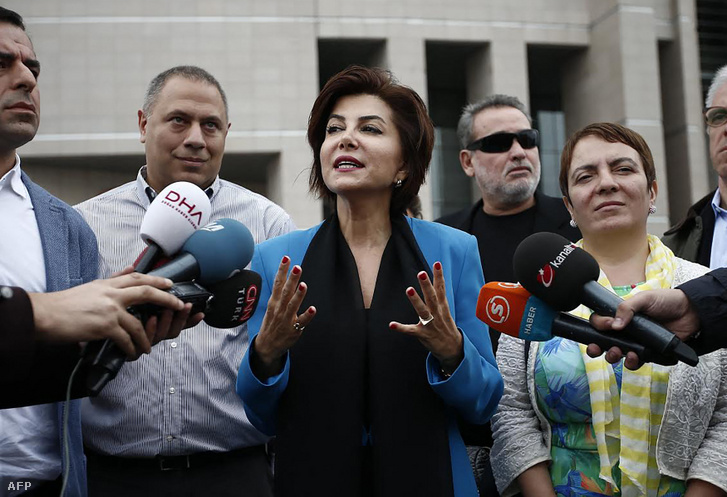 Sedef Kabaş török újságírónő beszél a média képviselőivel 2015. október 6-án, az isztambuli tárgyalás után