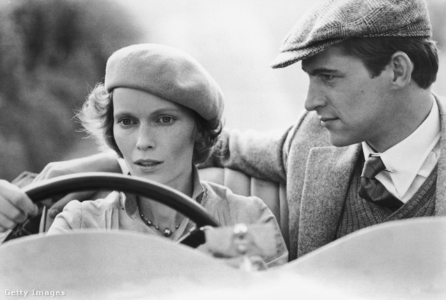 Az 1978-as Halál a Níluson több szempontból is problematikus a mai korízlés szerint. A képen balról jobbra: Jackie (Mia Farrow) és Simon (Simon MacCorkindale)