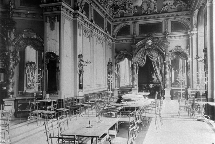 Régi felvétel a budapesti New York kávéházról. A Hausmann Alajos tervei alapján késői eklektikus stílusban 1894-ben emelt New York-palota Budapest egyik nevezetessége volt. Kávéháza hamarosan az írók közkedvelt találkozóhelye lett