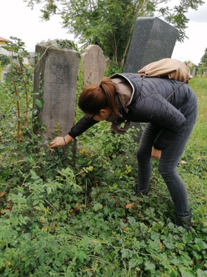 Lengyelfi Edit munka közben, temetőben