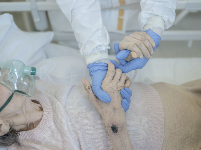 A Hír-, eseményfotó kategóriát Móricz-Sabján Simon (Világgazdaság) nyerte. A képen egy ápoló fogja egy 93 éves beteg kezét a koronavírussal fertőzött betegek belgyógyászati osztályán a budapesti Uzsoki Utcai Kórházban 2021. április 7-én. Szintén Móricz-Sabján győzött a Képriport kategóriában, valamint a legjobb hírképért odaítélt Escher Károly-díjat és a legjobb kollekcióért járó Munkácsi Márton-díjat is ő kapta.