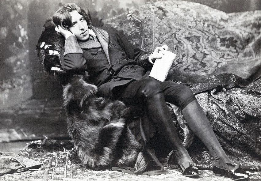 A New York World 1882-es megérkezésekor a következőképpen írta le Oscar Wilde megjelenését: Haja sötétbarna hullámokban omlott a válla fölé, végein enyhén felfelé göndörödve. Szeme mélykék volt, de a nélkül a távoli tekintet nélkül, amelyet a költőknek szoktak tulajdonítani