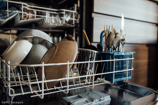 A fából készült konyhai eszközöket nem szabad mosogatógéppel tisztítani