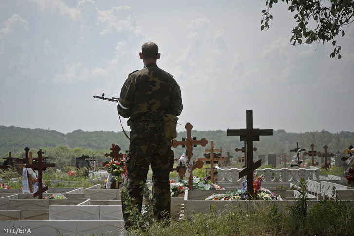 Fegyveres őrködik Makszim Petruhin temetésén a kelet-ukrajnai Makejevkában 2014. június 9-én