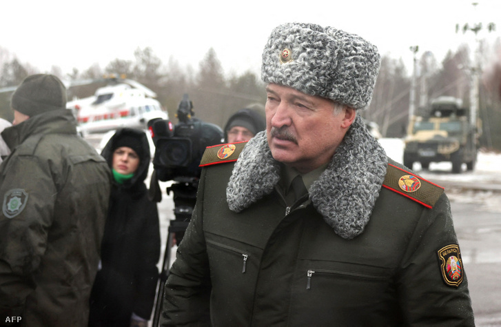 Alekszandr Lukasenka a Minszk melletti Oszipovicsi város közelében lévő lőtéren 2022. február 17-én