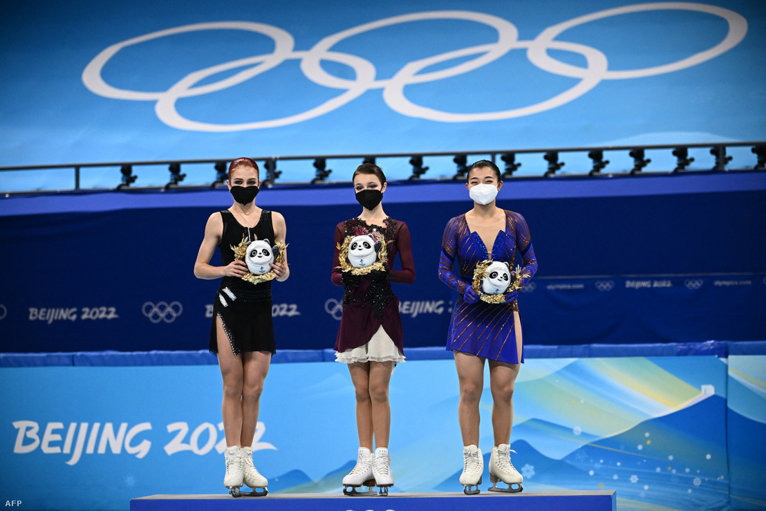 Az ezüstérmes orosz Alekszandra Truszova, aranyérmes honfitársa, Anna Scserbakova és a bronzérmes Szakamoto Kaori (b-j) a női műkorcsolyázók versenyének eredményhirdetésén a 2022-es pekingi téli olimpián, a Fővárosi Fedett Stadionban 2022. február 17-én