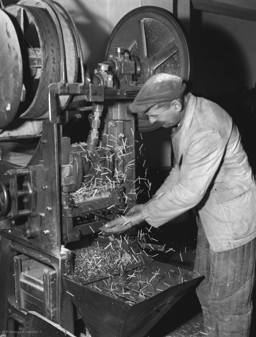 Kecskemét, 1956. február 5. Farkas József gépmunkás a gyufaszálvágó gép használata közben a Kecskeméti Gyufagyárban. (Átlagteljesítménye 108 százalék.)