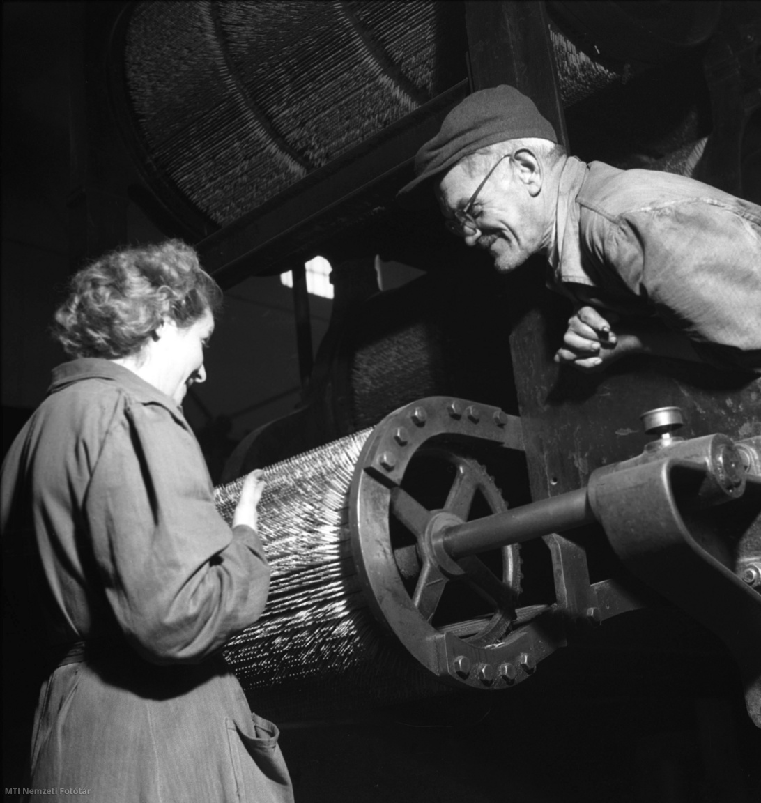 Kecskemét, 1956. február 5. Molnár Sándor karbantartó, az ország egyik legkiválóbb gyufaipari gép szakembere és Fóti Józsefné művezető a gyufagyártó gép működését ellenőrzik a Kecskeméti Gyufagyárban.
