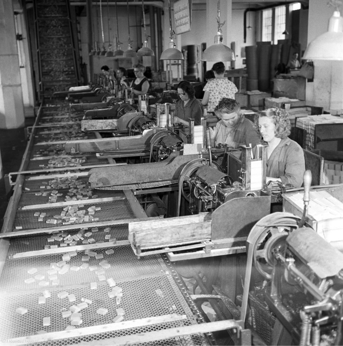 Szeged, 1962. április 19. Asszonyok dolgoznak a gyufásdobozgyártó soron a Szegedi Gyufagyárban.