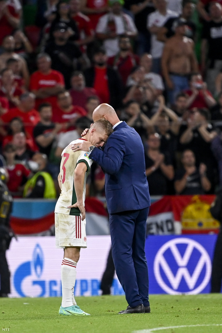 Schäfer András (b) és Marco Rossi szövetségi kapitány a koronavírus-járvány miatt 2021-re halasztott 2020-as labdarúgó-Európa-bajnokság F csoportjának utolsó fordulójában játszott Németország–Magyarország-mérkőzés végén a müncheni Allianz Arénában