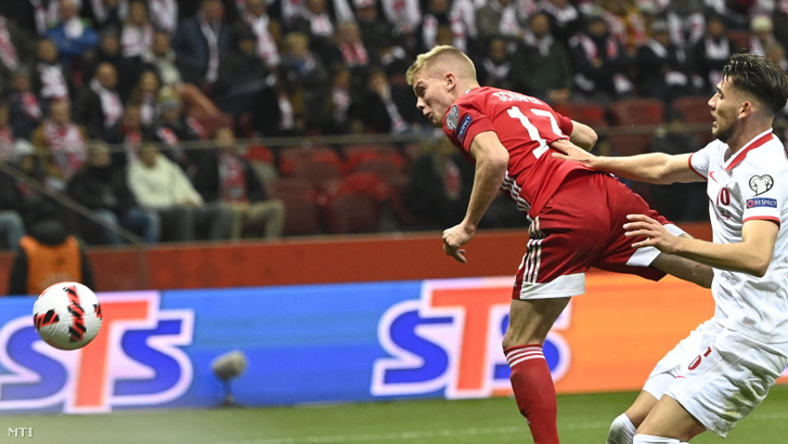 Schäfer András (b) gólt fejel, mellette a lengyel Jakub Moder a labdarúgó-világbajnokság európai selejtezőjében játszott Lengyelország–Magyarország-mérkőzésen a varsói Nemzeti Stadionban