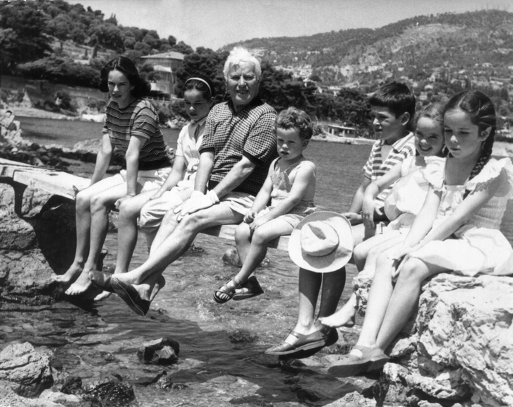Charlie Chaplin és utolsó felesége, Oona, illetve gyermekeik (jobbról haladva): Geraldine, Eugene, Josephine, Michael és Victoria egy franciaországi nyaraláson 1957-ben