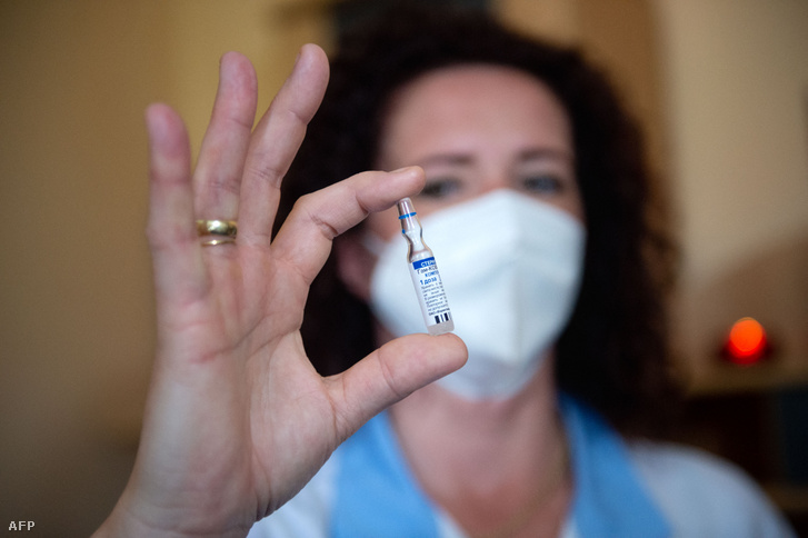 Szputnyik V vakcinát készít elő egy nővér egy pozsonyi kórházban