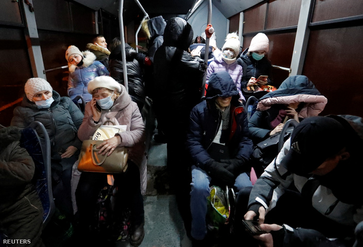 Zajlik az emberek evakuálása Donyeck városában 2022. február 18-án