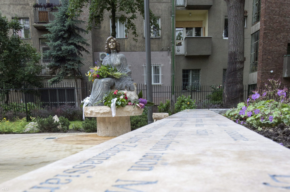 Ruttkai Éva felavatott szobra, Marosits István alkotása Budapesten, a XIII. kerületben, a színésznőről elnevezett parkban 2013. május 31-én