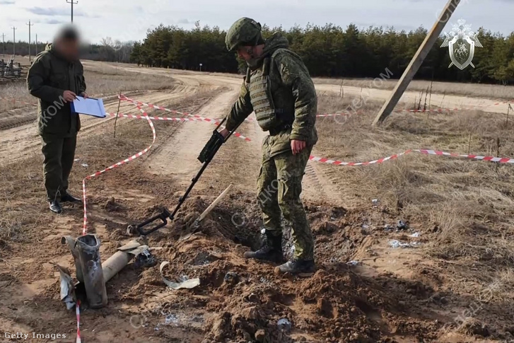 Egy ukrán lövedék által okozott krátert vizsgálnak Oroszországban Rosztov megyében, a Taraszovszkiji járásban 2022. február 19-én