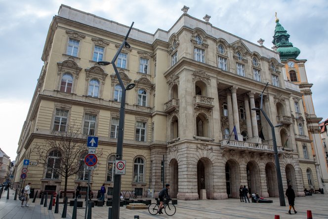 „Szinte sírtam, olyan megalázó volt a lenéző tekintete” – megfigyelőket küld a HÖK az ELTE jogi karának záróvizsgáira