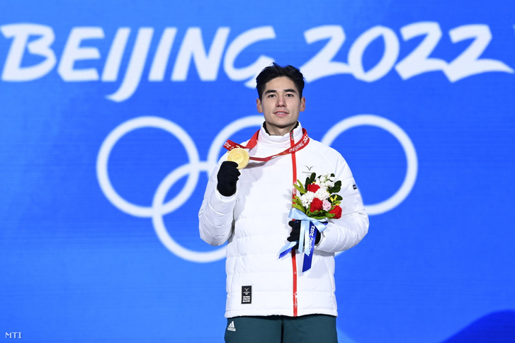 Az aranyérmes Liu Shaoang a férfi rövidpályás gyorskorcsolyázók 500 méteres versenyének eredményhirdetésén az olimpiai parkban a pekingi téli olimpián 2022. február 14-én