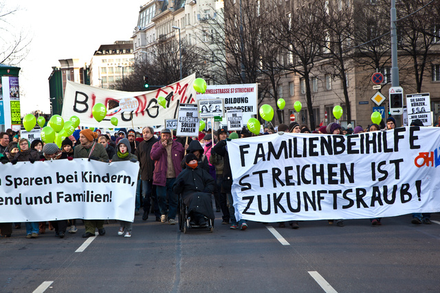 2010-ben a családi juttatások szűkítése ellen tüntettek