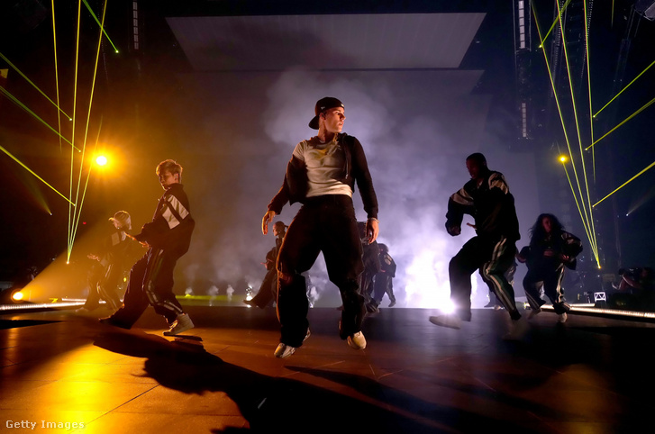 Justin Bieber fellép a színpadon a Justice World Tour keretében a Pechanga Arénában 2022. február 18-án