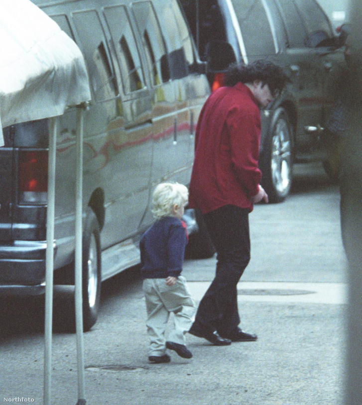 Michael Jackson és Paris 2001-ben Los Angelesben