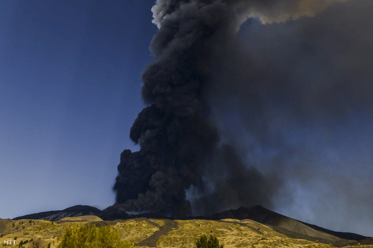 Vulkáni hamufelhőt lövell ki magából az Etna tűzhányó a szicíliai Catania közelében 2022. február 21-én