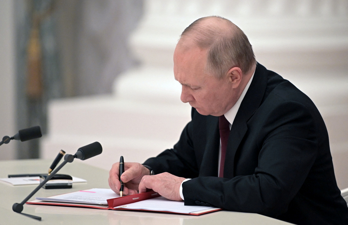 Vlagyimir Putyin aláírja a függetlenségről szóló dokumentumokat Moszkvában 2022. február 21-én