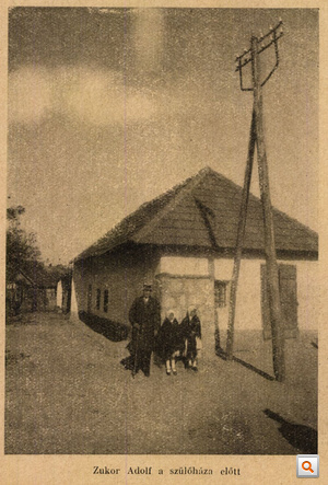 A Színházi Élet folyóirat 1927-es száma: Zukor Adolph a szülőháza előtt