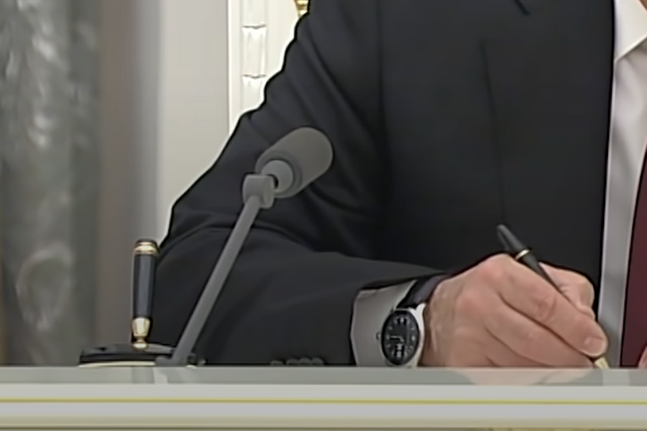 Ha Putyin órája negyed tizenegyet mutat, akkor már a beszéd előtt aláírta a dokumentumokat