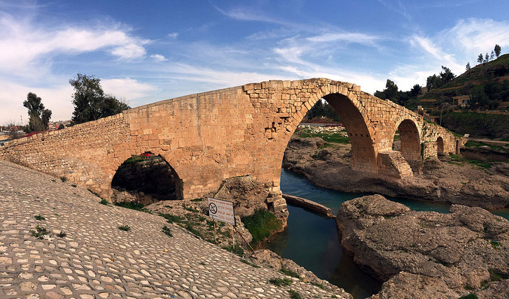 Az ókori kőhíd, a Pira Delal avagy a Zakho híd Kurdisztánban 115 méter hosszú és 16 méter magas