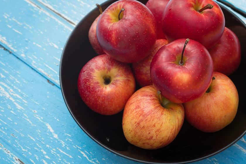 Az alma egész évben elérhető, kalóriaszegény, alacsony glikémiás indexű gyümölcs. A benne található pektin, ami egy vízben oldódó rost, csökkenti a koleszterinszintet, méghozzá úgy, hogy mérsékli az epesav visszaszívódásának mértékét, ezáltal pedig fokozza az epesav koleszterinből történő előállítását.