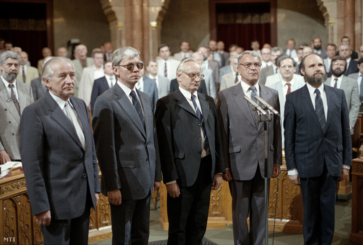 A megválasztott alkotmánybírák – dr. Herczegh Géza Gábor, dr. Lábady Tamás, dr. Schmidt Péter, dr. Tersztyánszky Ödön és dr. Vörös Imre (b–j) – leteszik az esküt a Parlament üléstermében 1990. július 2-án