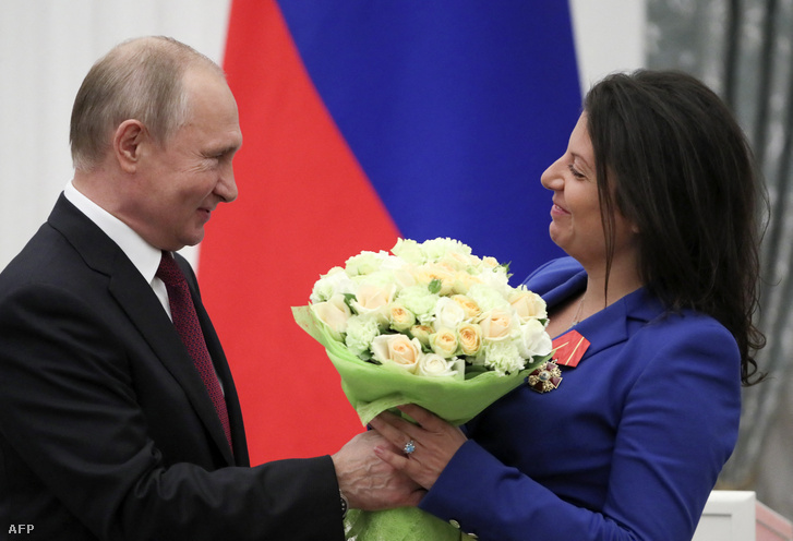 Margarita Szimonjan, a Russia Today főszerkesztője kitüntetést vesz át Putyintól
