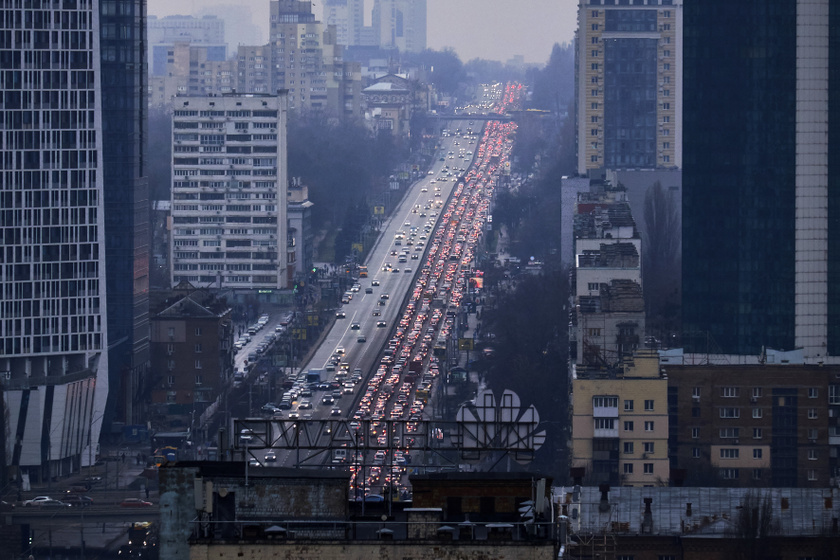 Hatalmas a dugó a Kijevből kifelé vezető úton - mindenki próbál menekülni.