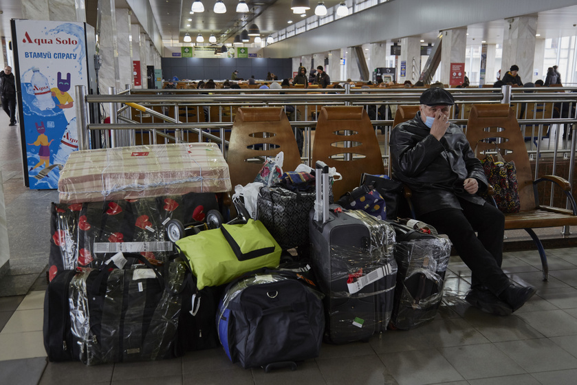 Egy férfi szinte mindenét összepakolta, és vár a vonatra Kijevben, hogy elmenekülhessen a városból.