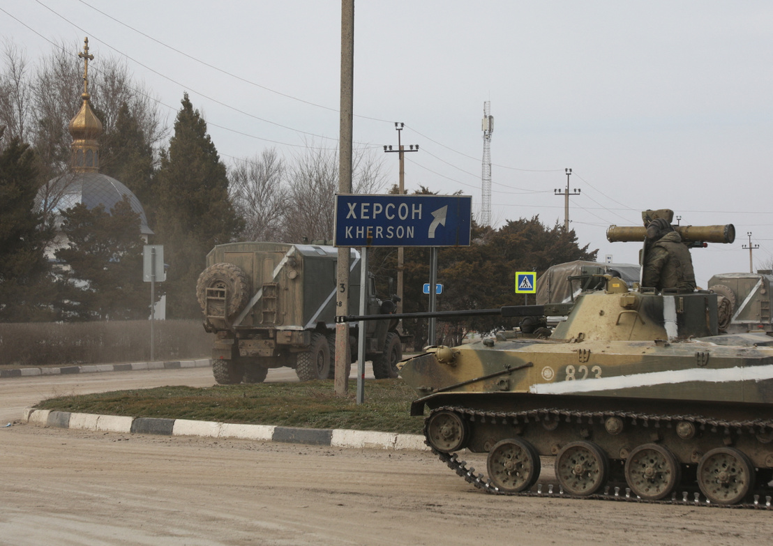 Katonai járműkel Dél-Ukrajnában az orosz támadást követően 2022. február 24-én